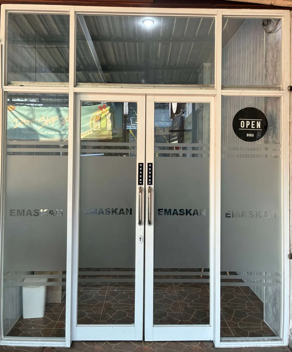 Tampak depan toko emas Antam Emaskan di Denpasar